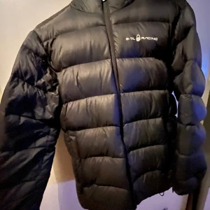 Sail Racing jacka  - Säljer min sail racing jacka i storlek 160. Passar M/S. Nypris  Säljer för 800+ Jackan är i bra skick. ”A” et i sailracing loggan på bröstet är i lite dåligt skick.