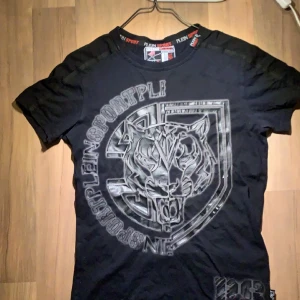Plein sport T-shirt  - Säljer den feta plein sport T-shirt i storlek small Cond 7/10 