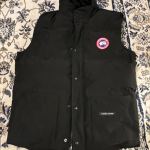 Canada goose väst - Har haft den på mig 2 gånger, inga skador och riktigt skön. Tar även byten.