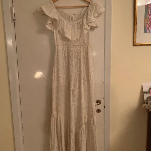 Vit klänning🍂 - Vit klänning med spetsdetaljer! Liknar en viktoriansk ’lingerie-dress’. Köpte den i somras där det ej fanns möjlighet att prova, men den var för stor:( Dragkedja i ryggen och fin volang. Lägger ut snabbt men det är bara skriva om frågor och bilder🍂öppen för prutning 