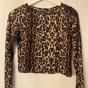 Leopardtopp, croppad av mig.  Märke: Gina tricot. Storlek: S