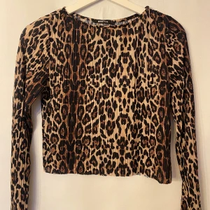 Leopardtopp - Leopardtopp, croppad av mig.  Märke: Gina tricot. Storlek: S
