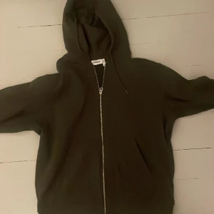 Weekday zip-up - Weekday zip-up i mörkgrå färg. Köpt i somras för 450 kr. Sparsamt använd då den är lite stor för mig, skick 9/10. Storlek ”M”.