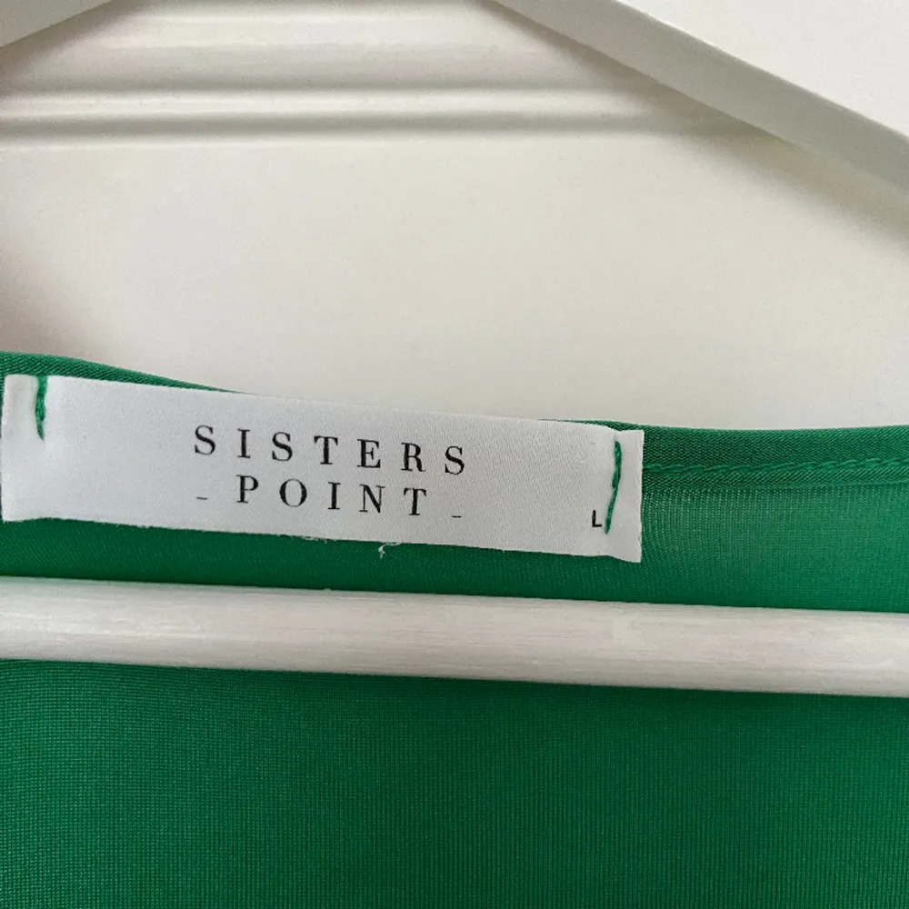 Grön klänning från Sisters Point. Storlek L. Oanvänd.. Klänningar.