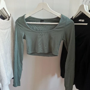 toppar - Jätte söta toppar som endast är använda en gång, säljer båda för 120 och en för 60💗
