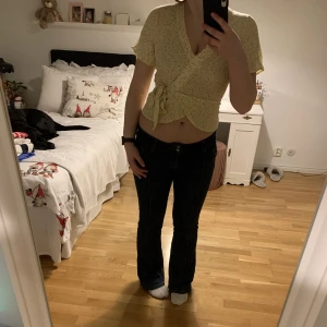 Sommar top - Söt och blommig sommar topp från Holly & Whyte. Har ett knytband på sidan som gör att du kan justera storleken lite grann. Den har inga defekter. Den har storlek xs men passar även mig som vanligtvis har S😽