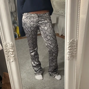 Ormskinn byxor - Så coola ormskinn byxor!!😍😍