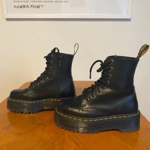 Dr. Martens Jadon - Strlk 36. Mycket sparsamt använda, i väldigt gott skick. 