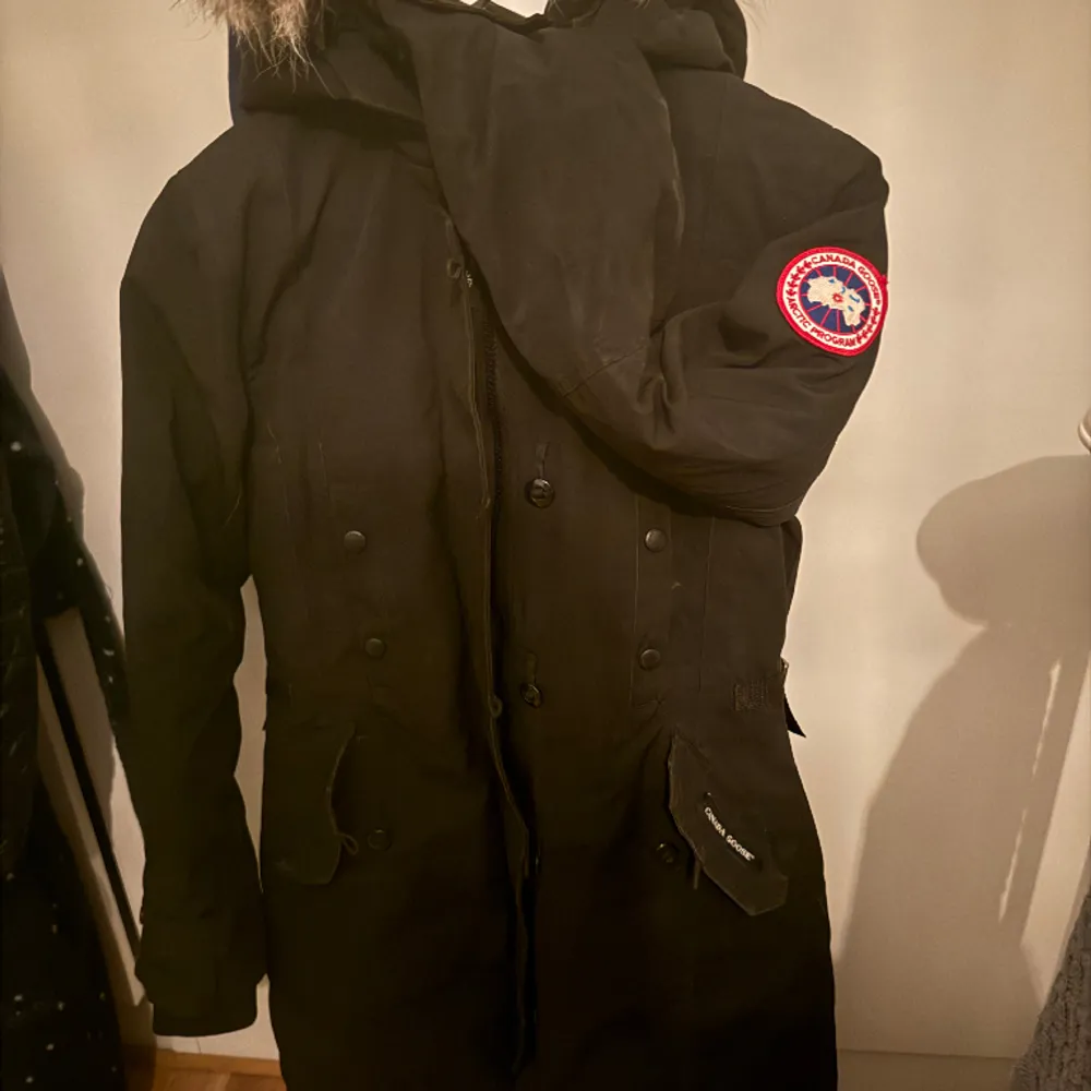 Fin figurnära ÄKTA Canada Goose jacka. Jackan är i fint skick med fin päls. Kommer från ett djur och rökfritt hushåll. Äktheten kan kontrolleras genom serie numret samt etiketten i jackan. . Jackor.