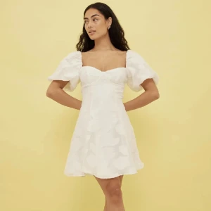 Studentklänning  - Fin studentklänning från NA-KD med puffärmar, prislappen kvar😍 nypris 499kr slutsåld (andra bilden är lånad)