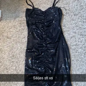 Säljer denna oanvända klänning perfekt till nyår! Stl xs💕