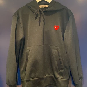 Play Hoodie  - Hoodie från Comme des Garçons PLAY. Inte särskilt använd och i fint skick. Nypris ca 2000kr