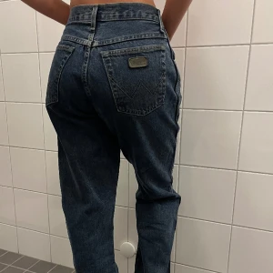 Wrangler loose fit jeans  - Jeans från Wrangler. Köpta second hand och storleken har slitits bort från lappen, men passar mig som har strl S/M eller ca 28/32 🤍