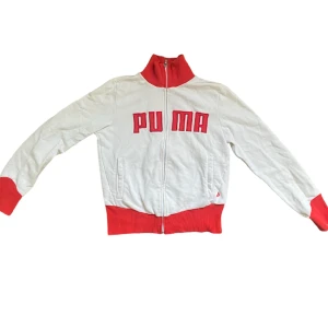 Puma tröja - Puma tröja med en liten fläck på annars fin