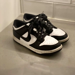 Nike panda dunk low - Nike panda dunk low skor. I 8/10 skick. Använd få tal gånger. Säljer på grund av att dem är för små. 