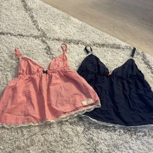 Oddmolly linne - Super söta linnen från Oddmolly, står att det är storlek 0, men vet inte vad det är för storlek men passar mig som bär xxs-s. 200 för en, 320 för båda. Skriv till mig vid frågor.🩷💙