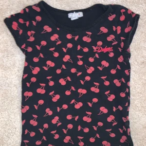 H&M 2000s topp - Säljer denna topp för att jag knappt har använt den, den sitter tight och e lite croppad typ baby tee💕💕 Skriv för bild på💓 ‼️Köparen står för frakt‼️