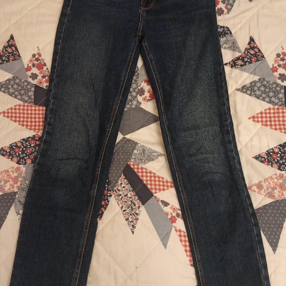 Raka jeans med fin passform!  Fint skick🌟 Säljs pågrund av att de inte kommer till användning längre.  Normal i storleken. Passar någon som är ca 155 cm lång💕 . Jeans & Byxor.