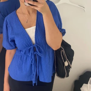 SÖT TOPP GINATRICOT - Supersöt blus från Ginatricot!! Superbra skick!❄️