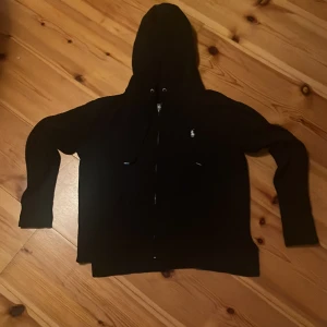 Ralph Lauren Zip Hoodie  - Väldigt fin svart Zip Hoodie från Ralph Lauren. Nypris 1600-1800. Skick 9/10 inga defekter eller fläckar. Storlek S. 