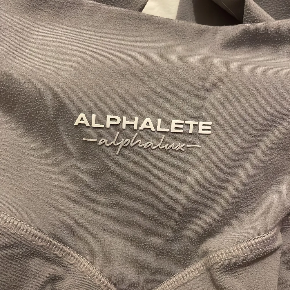 Alphalete tights i modellen alphalux. I bra skick men detta tyget blir såhär - blev så efter andra tvätten :) se bild. Därav det billiga priset 💕✨. Jeans & Byxor.