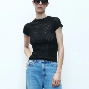 Zara Topp - Supersnygg tröja från Zara. Den säljs inte längre, köpt för 300. Mitt pris 149kr gratis frakt. Skriv vid funderingar, jättefint skick, inga defekter☺️Lånade bilder