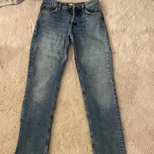 Zara jeans  - Säljer mina zara jeans som var väldigt populära förut, de har blivit försmå och därav säljer jag de. Köparen står för frakten💗