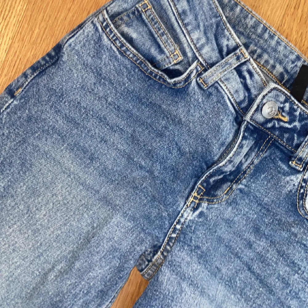 Lågmidjade jeans från hm i storlek 34. Det är i bra skick och har bara användas några gånger💗. Jeans & Byxor.