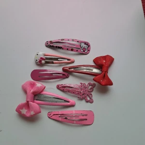 Hårspännen  - Hårspännen i olika storlekar. Pris är diskuterbart. 😊💖 Vid funderingar skicka gärna pm. 