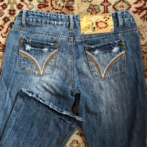 super fina vintage lågmidjade bootcut jeans!! så fina detaljer och i braaaa skick. skriv privat för exakta mått eller fler bilder 🤍
