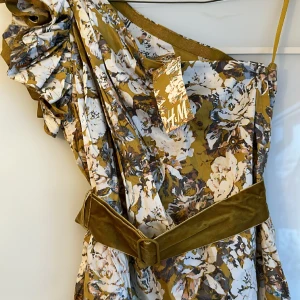 Vacker  - Klänning i storlek 32 men 34 kan även ha den då jag var 34/36 när den köptes. Helt ny 🥂🌟exklusive designe 