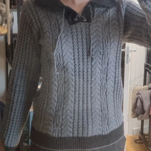 Stickad grå tröja  - En varm stickad tröja köpt för några månader sedan. Använt ett fåtal gånger.   Pris kan diskuteras. 