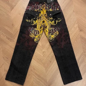 Raw blue jeans  - Så sjukt snygga Raw Blue Jeans som verkligen får dig att va den coolaste i rummet. Snygga detaljer och bra jeanskvalité, Inga defekter alls förutom att knappen sitter lite löst. De är i storlek 30/30. 🌟🌟🌟