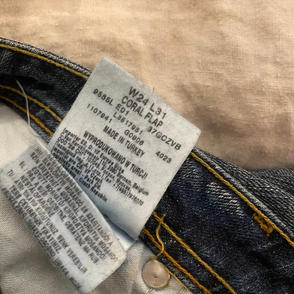 Jättefina lågmidjade jeans från lee med unika fickor❣️säljer dessa fina jeans pga att jag inte har någon andvändning av dem längre❣️tvärs över midjan 34cm och innerbenslängden 76cm.❣️❣️. Jeans & Byxor.