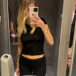 Yoga pants - Ett par yoga byxor som e utsvängda där nere. Till hälen på mig är 171cm, knappt använda var för stora.  Storlek S, har inga fler bilder med de på.  Köpta från berska 