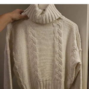 Stickad tröja - Superfin vit stickad tröja som är perfekt nu till vintern❤️