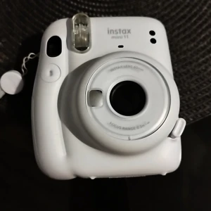 Instax mini 11 - Den fungerar perfekt, använd ett fåtal gånger, den kan skickas med posten men vi ansvarar inte för den så det är bäst om du kommer och hämtar den 