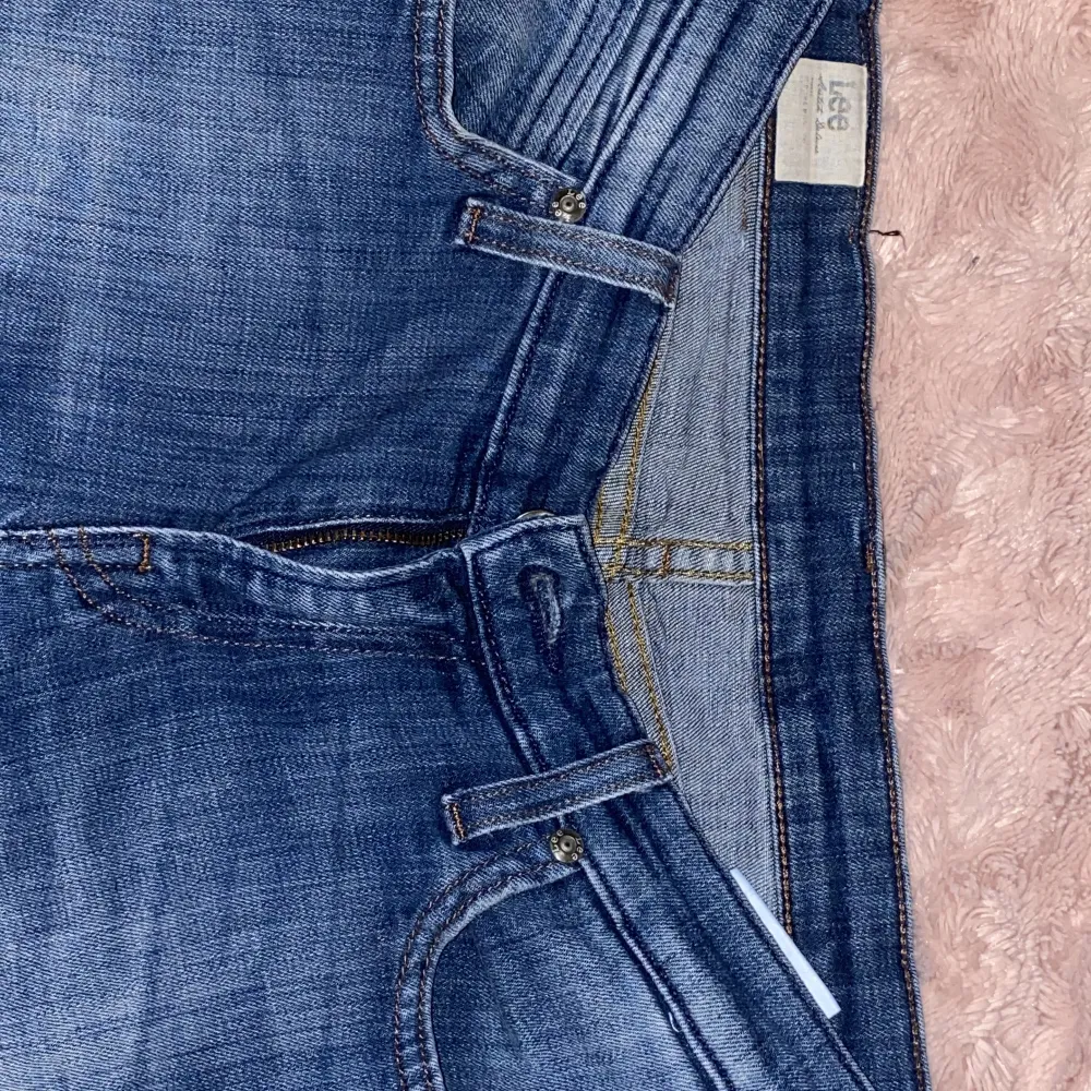 Säljer mig fina jeans ifrån Lee😊dom är i bra skick. Storlek 28💘sälja pågrund av att dom inte kommer till användning🌸. Jeans & Byxor.