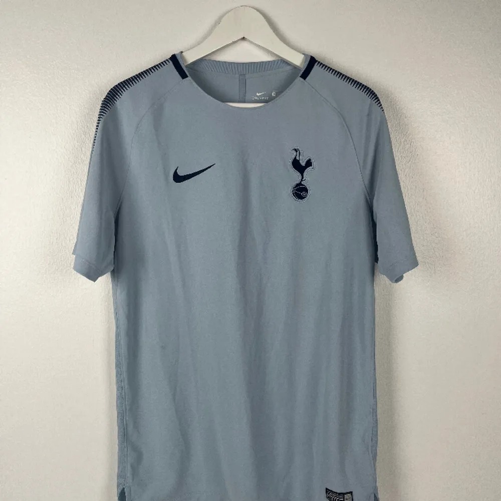 Nike - Tottenham tränings t-shirt 🔥 Size M Skick 10/10 349kr. T-shirts.