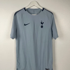 Fotbollströja  - Nike - Tottenham tränings t-shirt 🔥 Size M Skick 10/10 349kr