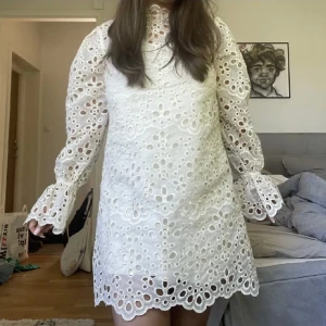 Studentklänning broderi - Så fin studentklänning, linnar maje och är hålbroder. Kostade 700 kr vi kör men säljer för 400 Kr❤️