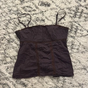 Brunt linne  - Super söt brunt linne med lite stretch i ryggen. 💕