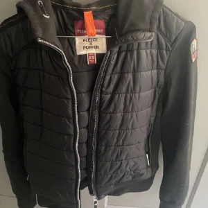 Parajumpers  - Säljer denna somriga parajumer jacka. Det är min tjej väns men hon vill it ha den fint skick