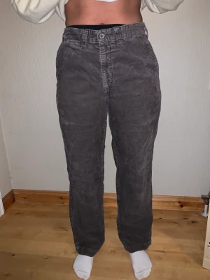 Dockers manchesterbyxor  - Dockers manchesterbyxor i en brun-grå färg, väldigt earth Tones ✨ har en rätt rak modell och medel hög midja. köpen står för frakten!