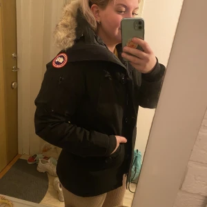 Äkta Canada Goose jacka - Super skön Canada Gopse jacka i väldigt bra skick. Finns axelremmar i jackan fall man vandrar och vill ta av sig den och hänga som en väska på ryggen. Den anpassar värmen efter ute temperaturen 🌺