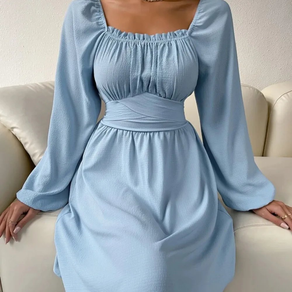 En blå klänning som jag använt 1 gång, väldigt fin men inget tillfälle jag skulle kunna ha den för har andra🩷 pris kan diskuteras vid snabb affär 🩷. Klänningar.