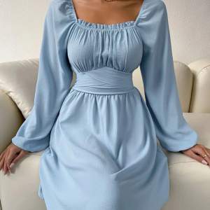 En blå klänning som jag använt 1 gång, väldigt fin men inget tillfälle jag skulle kunna ha den för har andra🩷 pris kan diskuteras vid snabb affär 🩷