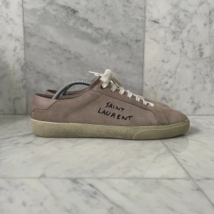 Saint Laurent skor - Säljer nu dessa otroligt snygga och väldigt eftertraktade Saint Laurent skor i modellen ’SL/06’. Äktighetbevis finns - Skick: 8/10 utöver en liten defekt som syns på den sista bilden - Nypris: 6800 kr - Storlek: 43.5 - Hör av er vid minsta fråga :)