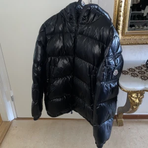 Moncler jacka - Moncler jacka. Endast använd 1 vinter. I bra skick. Nypris 12.000kr, kvitto finns!