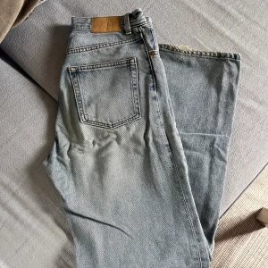 Jeans från monki - Ljusblåa jeans från monki i modellen Yoko. Lite slitna därnere som man ser på bild 2💕
